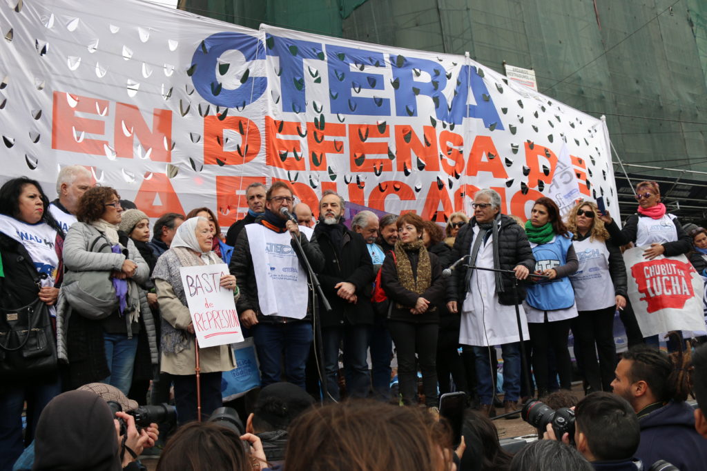 Protesta frente a la Casa de la provincia de Chubut contra la agresión sufrida por los docentes