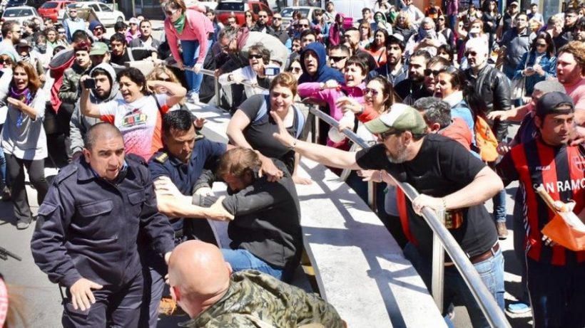 Repudiamos la brutal represión en Chubut