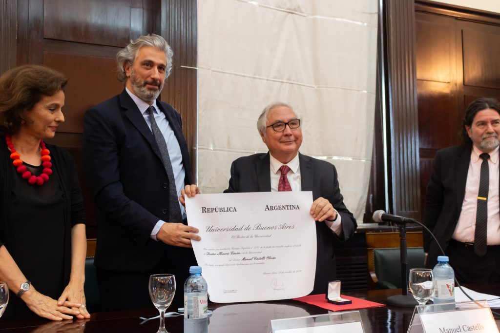 El sociólogo español Manuel Castells recibió el doctorado Honoris Causa en la UBA